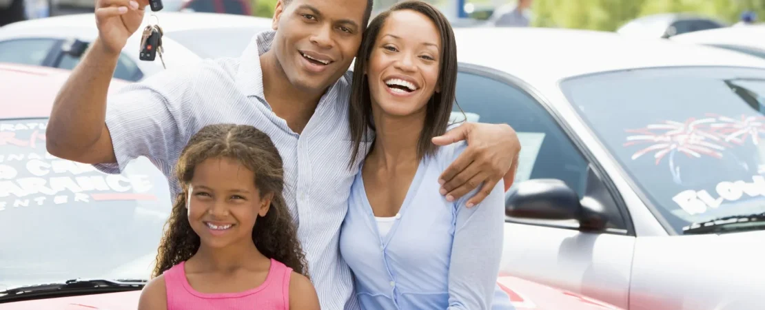 Homem comprando carro usado com sua familia