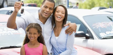 Homem comprando carro usado com sua familia