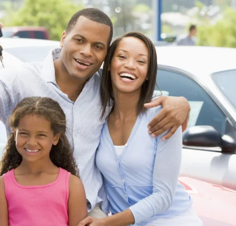 Homem comprando carro usado com sua familia