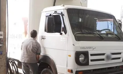 Cabine do caminhão sendo baixada após a troca do amortecedor
