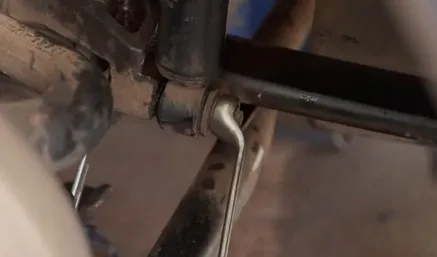 Detalhe do parafuso de fixação inferior do amortecedor de cabine