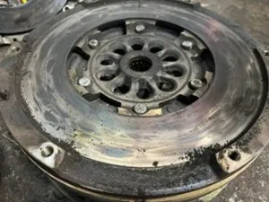Volante do motor com superfície danificada por superaquecimento
